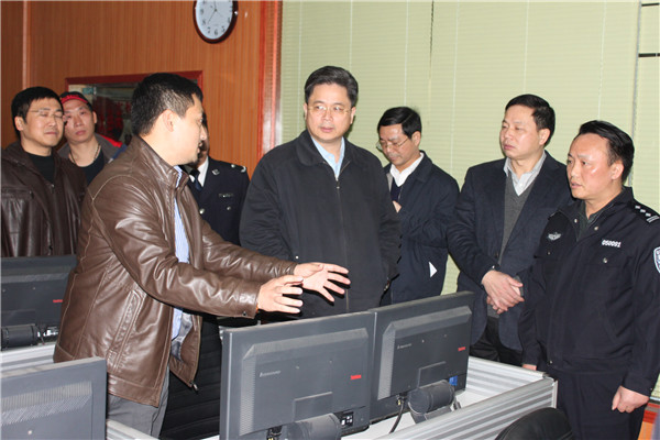 2014-1-28叢市長(zhǎng)、黃副市長(zhǎng)到我公司天網(wǎng)監(jiān)控中心視察工作.JPG