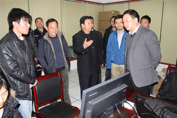2013-12-2黃副市長、曾局長到我公司天網(wǎng)監(jiān)控中心視察工作.JPG