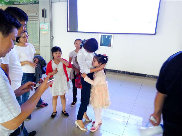3.孩子和家長(zhǎng)見面后擁抱在一起.jpg