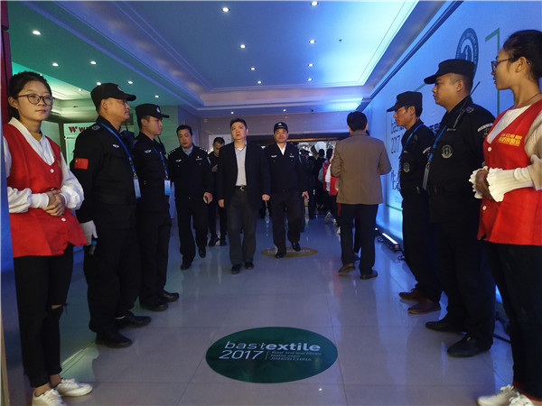 封面圖---1.副市長、市公安局局長肖鐵軍親自到活動現(xiàn)場視察指導(dǎo)工作.jpg