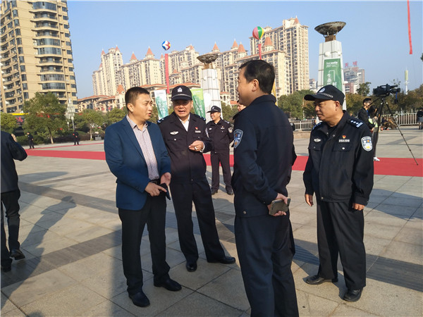 2.公司總經(jīng)理賴海生與市公安局副局長謝斌及治安管理支隊韓支、保安管理支隊胡支到現(xiàn)場指導(dǎo)工作.jpg